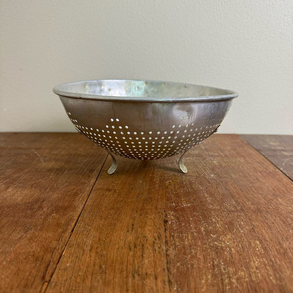 VTG Metal aluminum Footed Colander Strainer Rustic Farmhouse Kitchen Bowl Decor